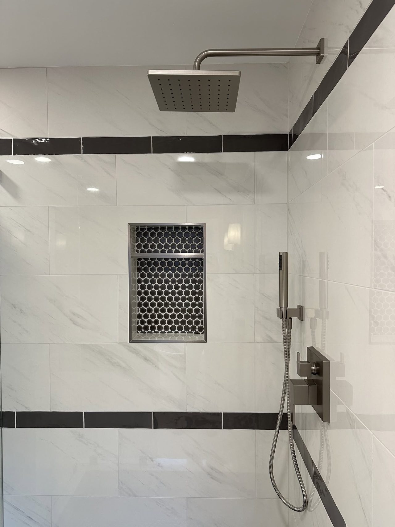 Tiled shower with recessed niche, Middle Tennessee